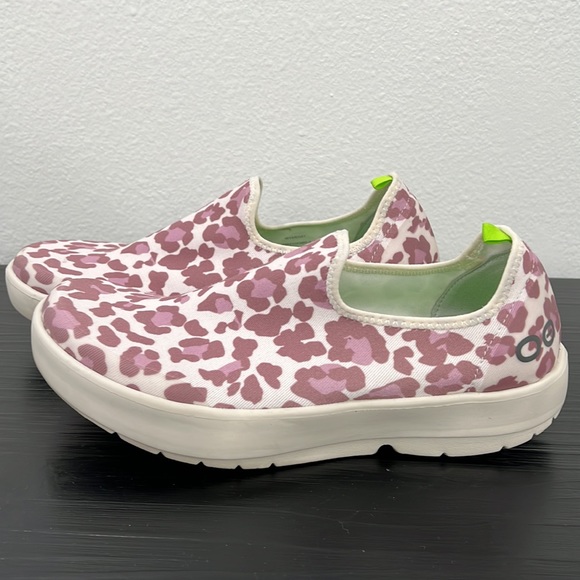 OOFOS oomg eezee 10 Women's Pink and White Slip-On Shoes - Picture 2 of 13